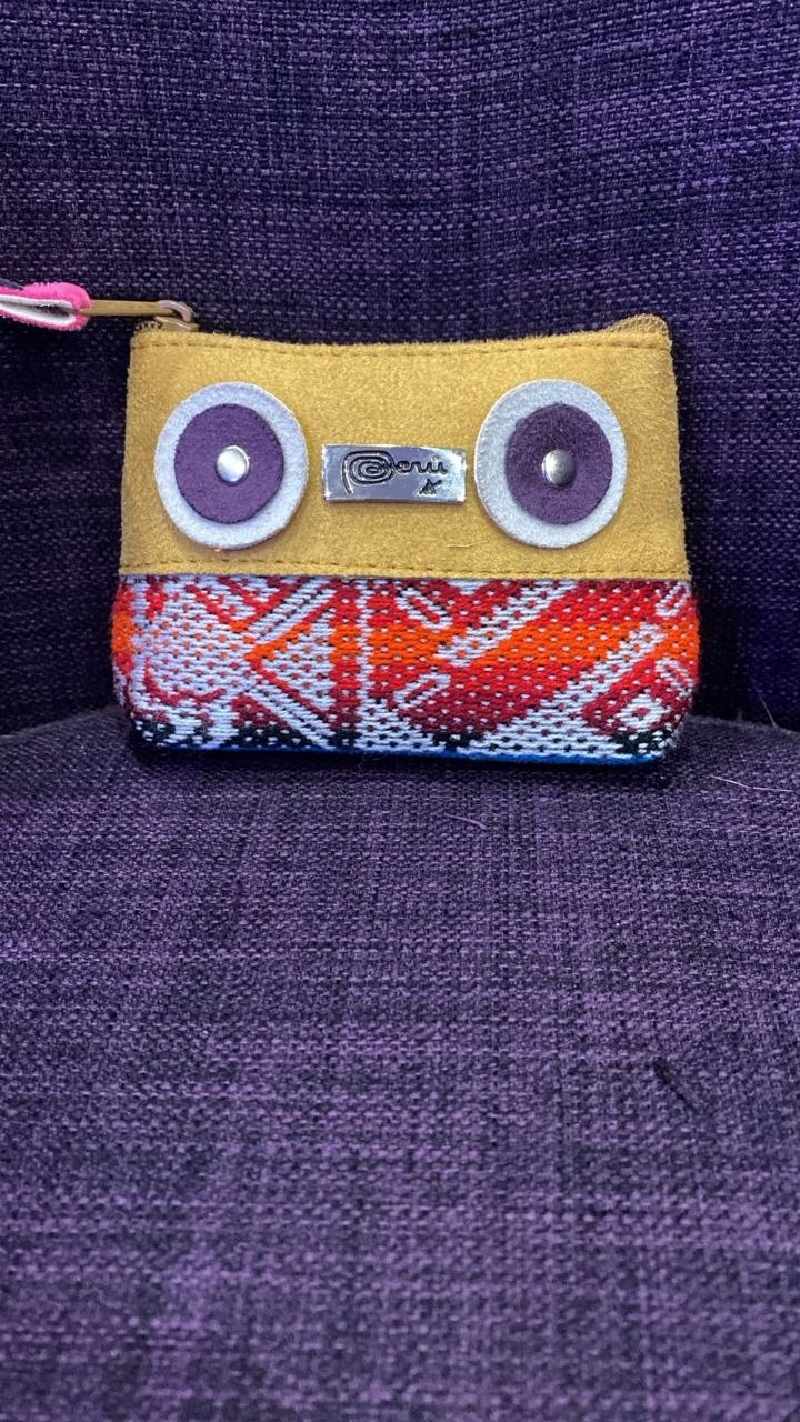 Porte-monnaie Inkao Camel à yeux violets, photo en boutique — Photo 2