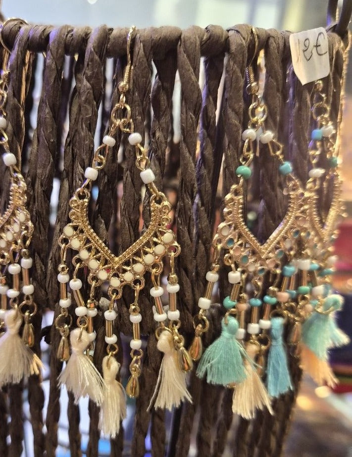 Boucles d'oreilles Inkao Dorées à pompons crème — Photo 3