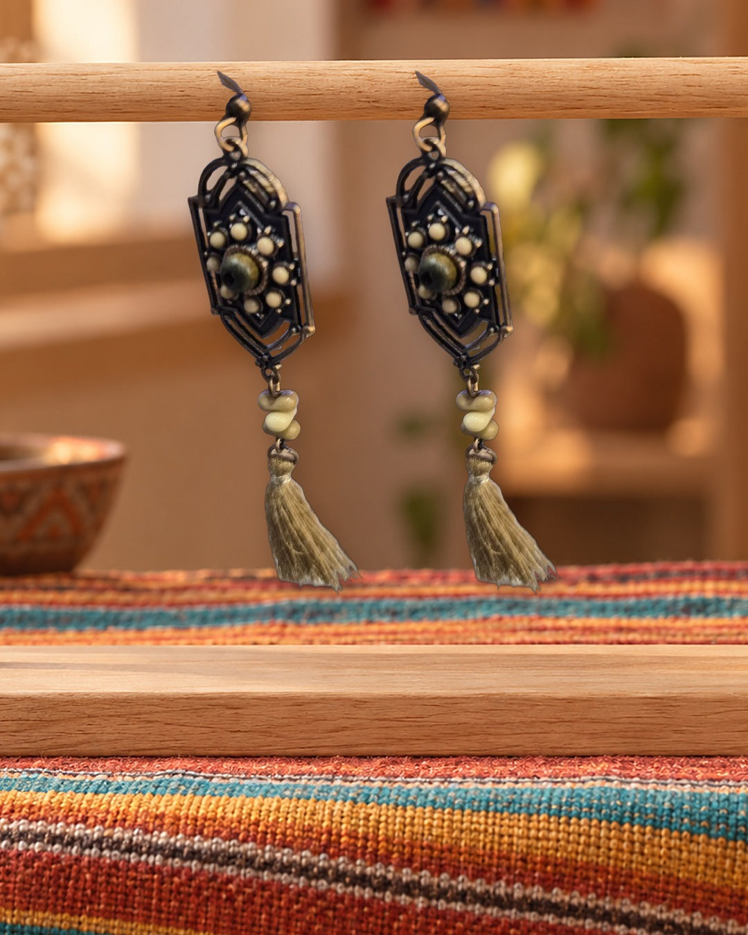 Boucles d'oreilles Inkao Géométriques à pompon beige — Photo 1