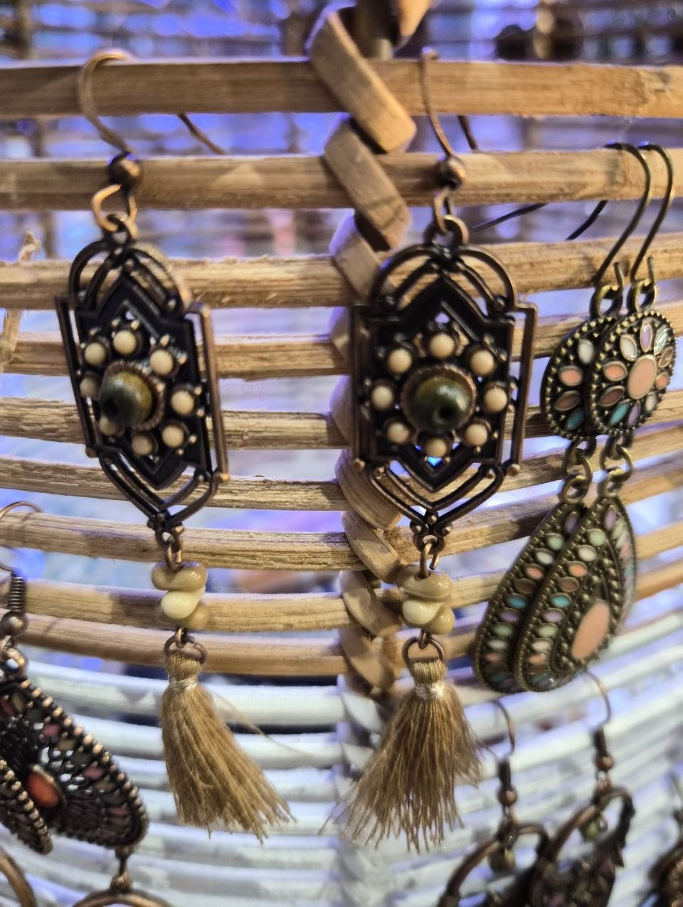 Boucles d'oreilles Inkao Géométriques à pompon beige — Photo 3