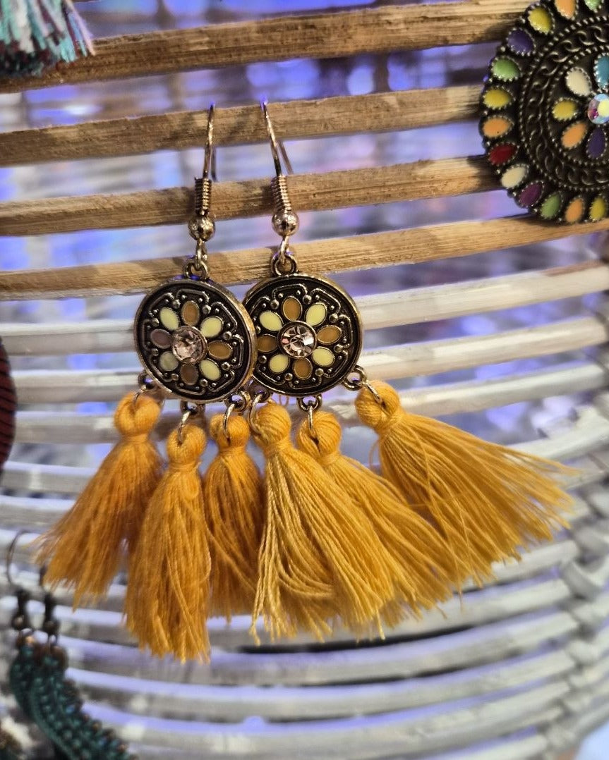 Boucles d'oreilles Inkao Moutarde à pompons — Photo 3