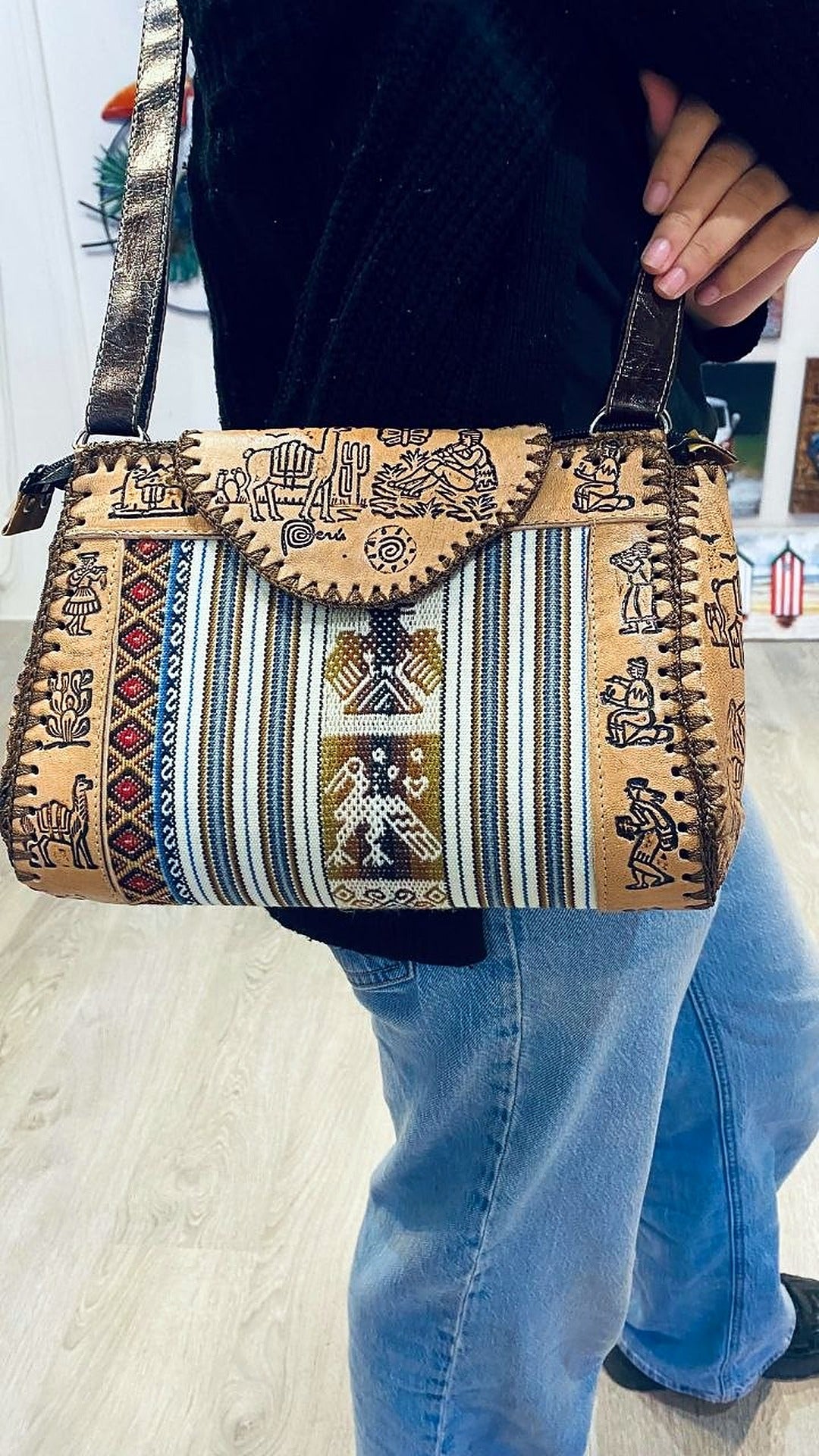 Sac à main Inkao Crème et bleu Perú porté — Photo 3