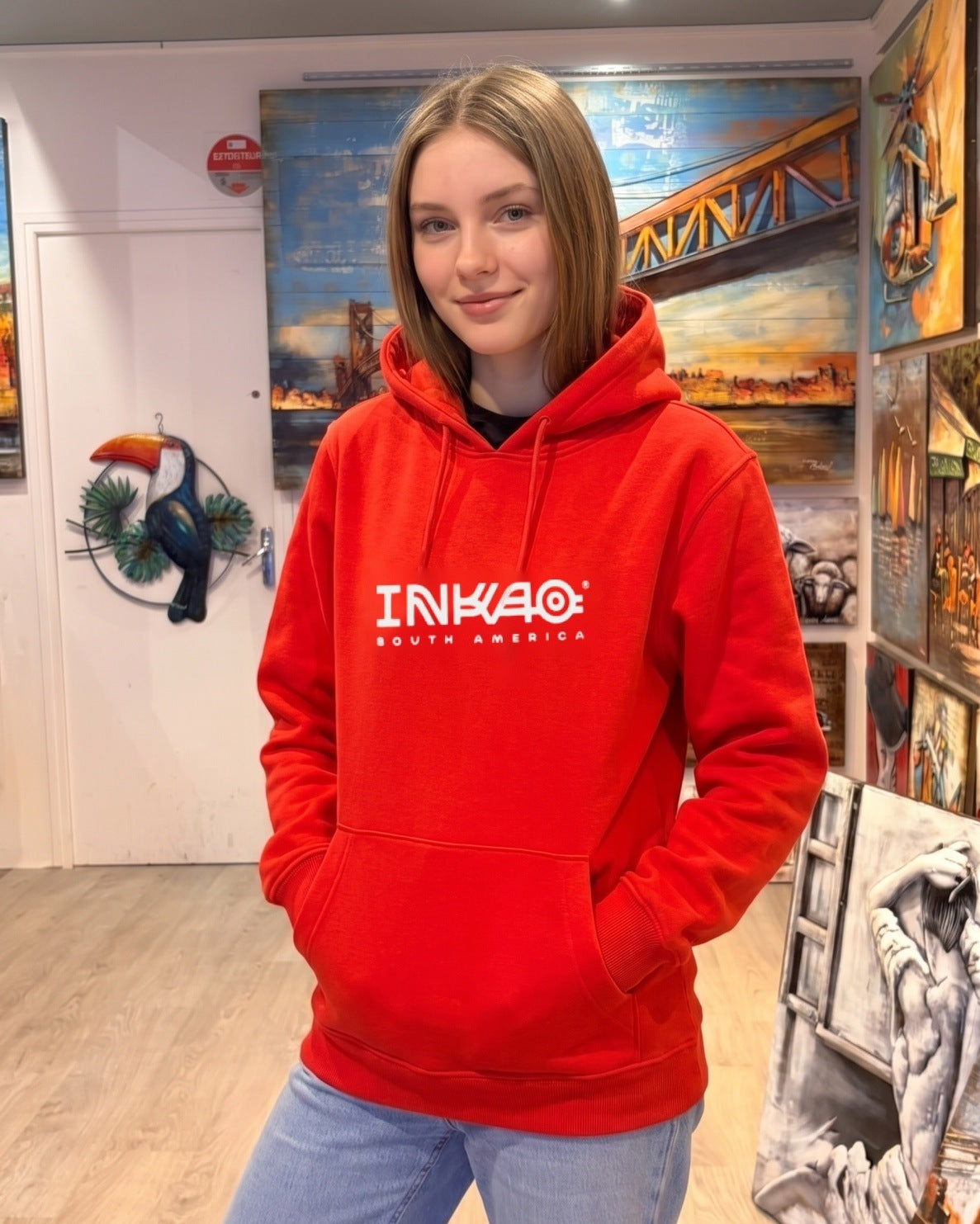 Sweat à capuche Inkao Collector rouge porté — Photo 1